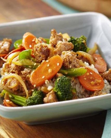 Poulet haché sésame frit à la chinoise sur riz brun