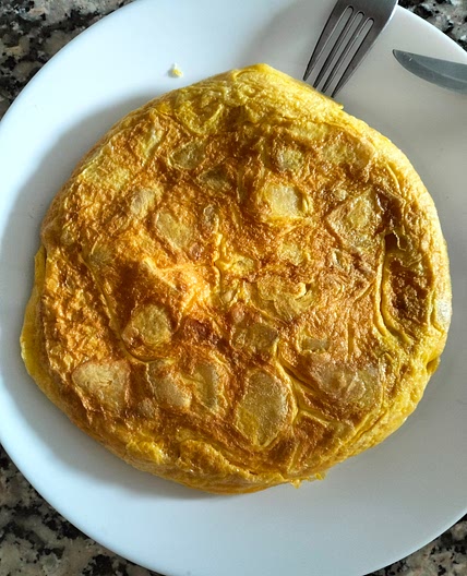 Tortilla de patatas con cebolla y queso