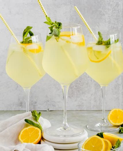 Limoncello Spritz (A Lemon Prosecco Cocktail)