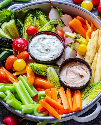 Crudites con salsa de yoghurt y pimiento