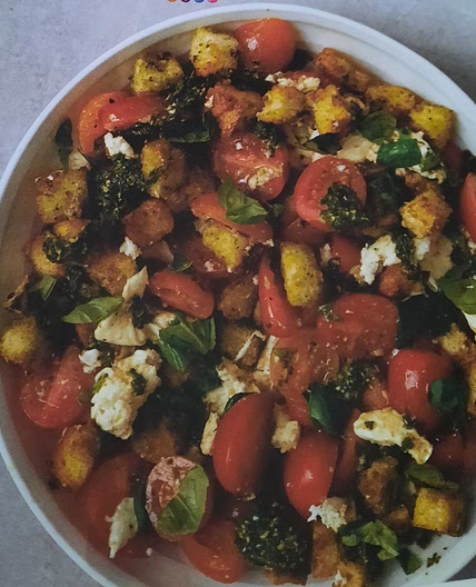 Mozzarella salad with pesto croutons