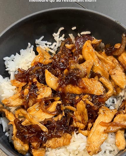 Poulet avec oignons