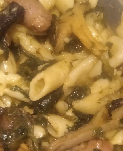 MACARRONES CON ESPINACAS Y POPURRÍ DE SETAS DEL TIEMPO