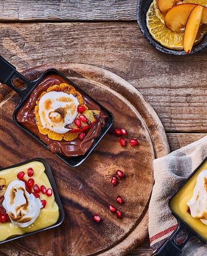 Süßes Raclette-Pfännchen mit Obst und Baiser