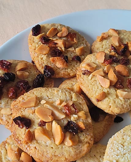 Quick butter cookies w/ nuts and raisins
