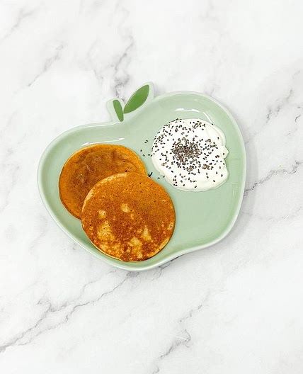 APPLE PANCAKES!🍎 Ingredients * 1 apple, peeled, cored and chopped 🍎 * 50ml milk of choice (I used oat milk) 🥛 * 50g oat🌾 * 1 egg 🥚 * 1/2 teaspoon baking powder * 1 big tablespoon of smooth almond butter (for extra iron💪🏻!) Method 1. Place all the in