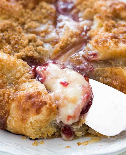 Easy Baked Brie in Puff Pastry