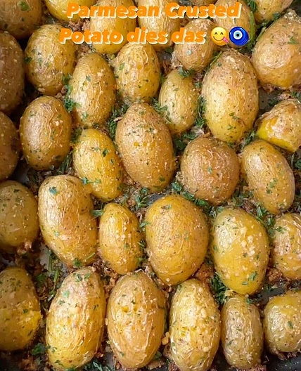 Parmesan Crusted Potato dies das 😋🧿 1️⃣ Kartoffel waschen und 10 min in Salzwasser kochen 2️⃣ die Kartoffel halbieren 3️⃣ in einer Auflaufform ca. 20g geschmolzene Butter mit 75g Parmesan 1/2 TL Salz, 1 TL Pfeffer ,1 TL Italian Allrounder und 1 TL Chilif