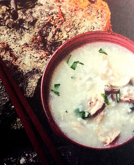 Soupe de riz, poulet et herbes fraîches