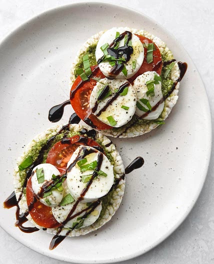 Pesto, Tomato & Mozzarella Rice Cakes