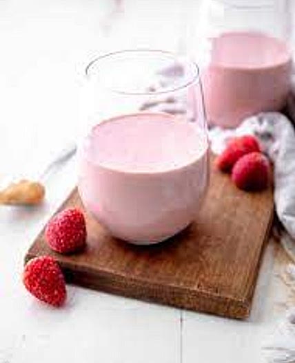 Strawberry, rolled oat and almond milk smoothie
