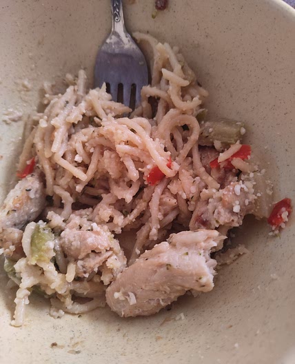 Chicken fettuccine with mushrooms and broccoli
