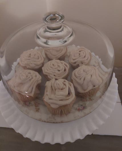 Cinnamon roll cupcakes