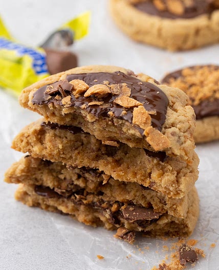 Crumbl 🙀 Butterfinger Peanutbutter Cookies