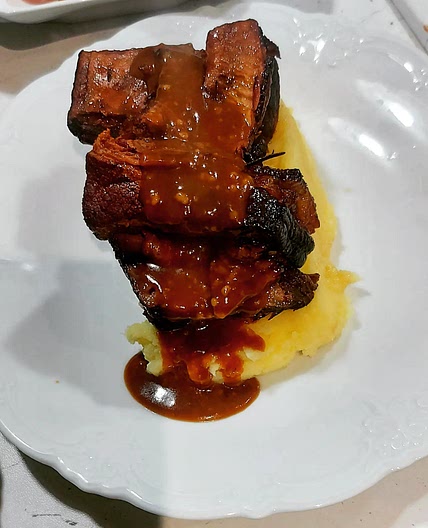 Slow braised beef short ribs in red wine sauce