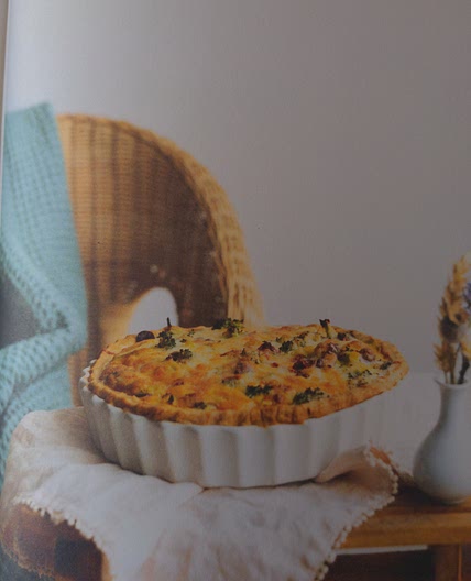 Quiche au brocoli, aux olives, aux tomates séchées et au cheddar