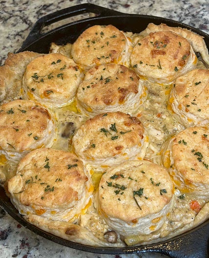 Garlic Cheddar Biscuit Chicken Pot Pot 