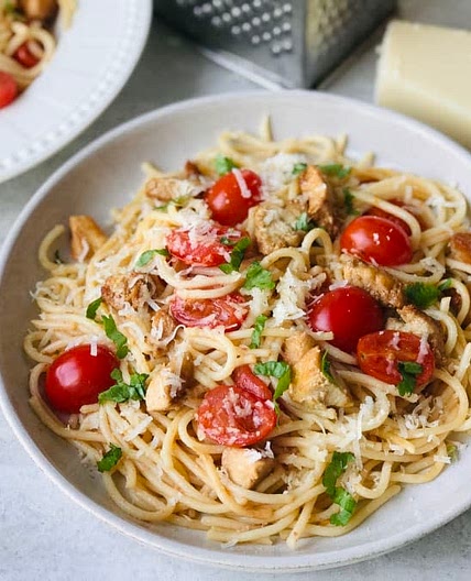 Espaguetis con Cherrys, Pollo y Parmesano