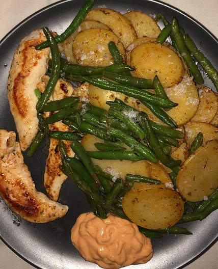 Chicken with sliced potatoes and green beans
