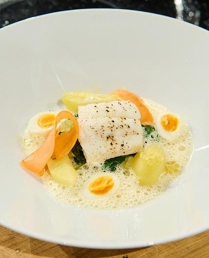 Kabeljau mit Senfsauce, Salzkartoffeln, Wachteleiern und Sommer-Spinat