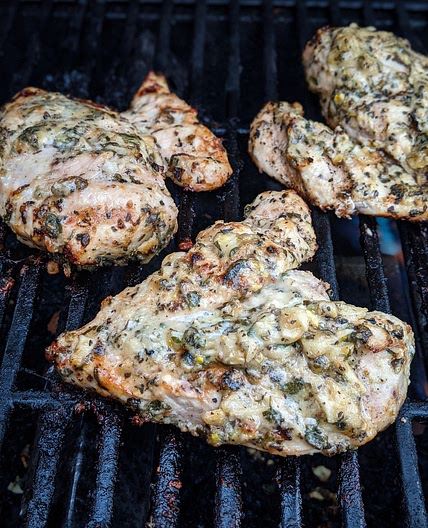 Les meilleures poitrine de poulet à la grecque sur le barbecue