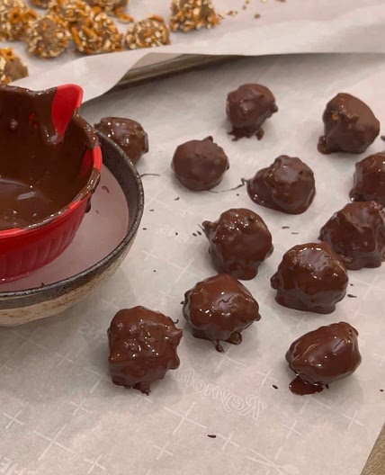 Chocolate peanut butter pretzel bites