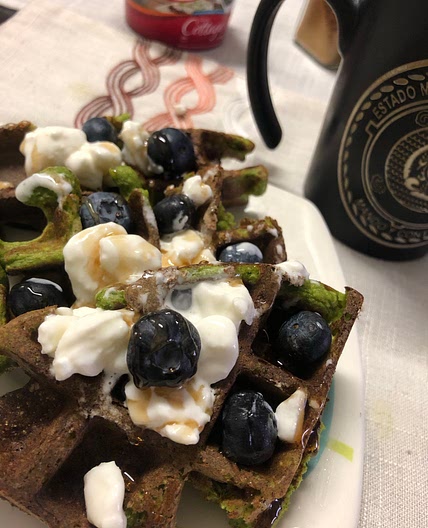 Waffles de plátano con espinaca 