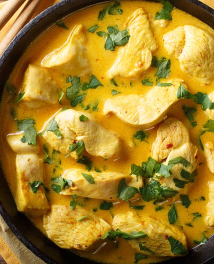 Roasted chicken fillet with yogurt curry sauce, carrot / Pieczony filet z kurczaka z jogurtowym sosem curry, surówka z marchewki