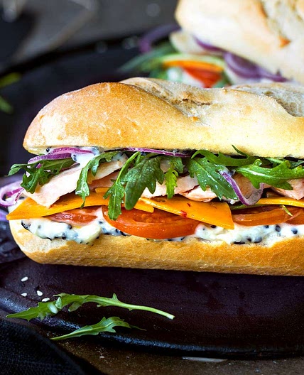 Kanapki z kurczakiem, pieczarkami i serem żółtym