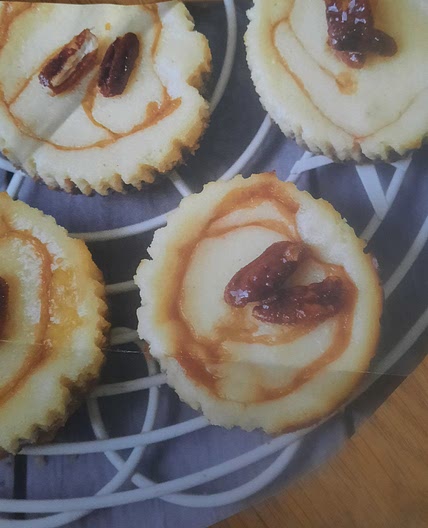 mini cheesecakes with caramelised pecans