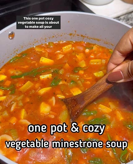 One Pot Vegetable Minestrone Soup will make ALL your cozy fall soup dreams come true 🥰!! 8 vegetables, tons of flavor and I got all my ingredients from (including that za'atar seasoning)! AD &nbsp; I've loved sharing about ’s SNAP EBT program and grocery