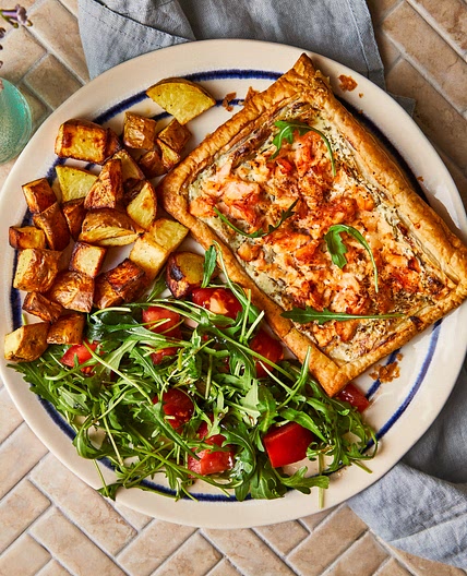 Flaked salmon tart with crispy potatoes 