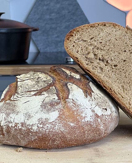 Rustikales Krustenbrot mit Schwarzbier
