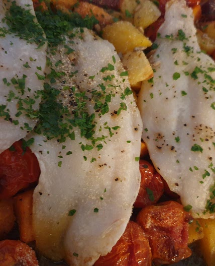 Oven-baked rotfrukter with tomatoes and fish