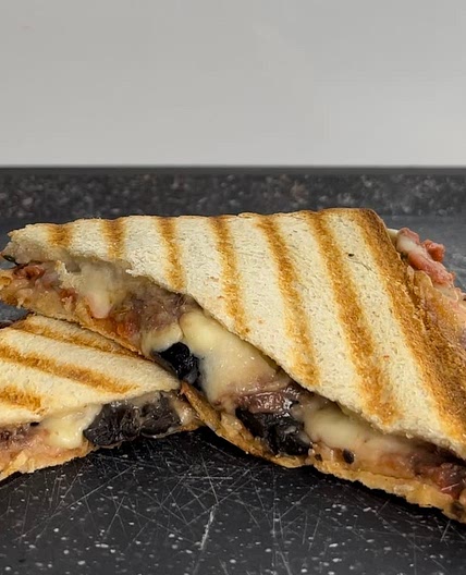 Pizza Napoli sandwich