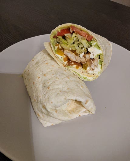 Wrap mit Hähnchen, Schafskäse und Avocadocreme