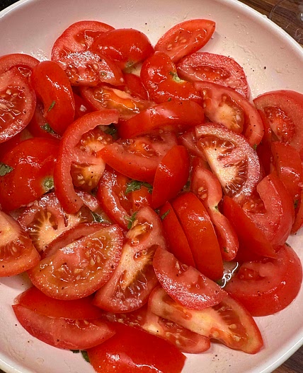Tomato, garlic and sumac salad