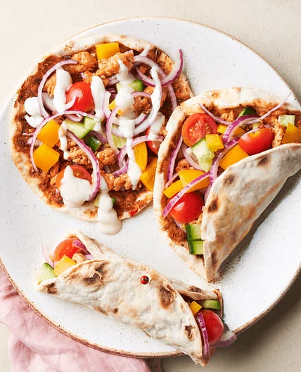 Turkse pizza met kipgehakt en salade