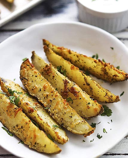 BAKED GARLIC PARMESAN POTATO WEDGES