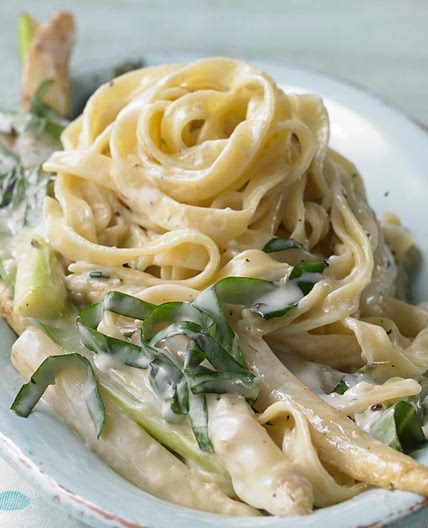 Bandnudeln mit würziger Spargel-Bärlauch-Sahnesoße