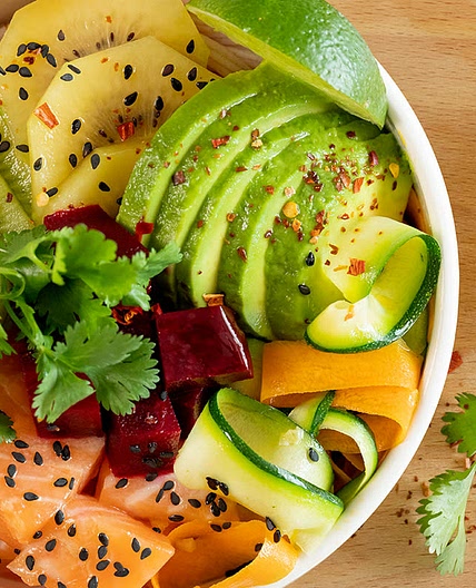 Poke bowl au kiwi, saumon et crudités