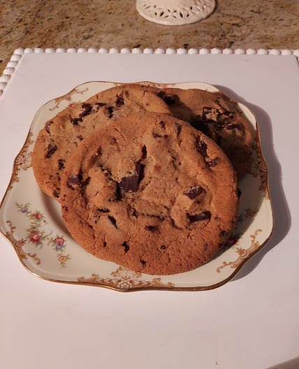 Large chocolate chunk cookies