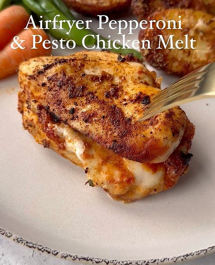 Airfryer Pepperoni &amp; Pesto Chicken Melt 🍗 🧀