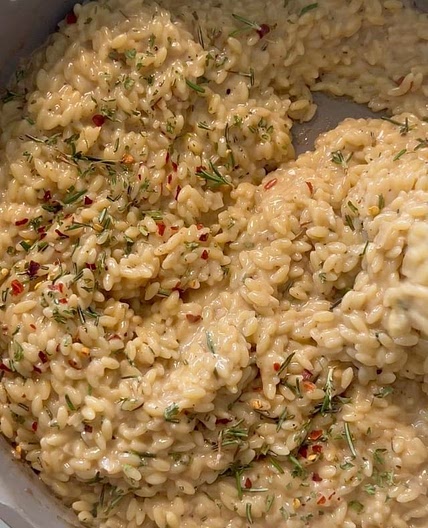 This Creamy Orzo with Rosemary Brown Butter and Caramelized Shallots is the perfect dish, I’m convinced! It’s also a great side for Thanksgiving, your guests will be so impressed. Enjoy ♥️ ⁣ ⁣ 🧅5 tbsp salted butter ⁣ 🧅2 shallots, finely minced ⁣ 🧅2 tsp 