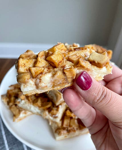 Apple cheesecake bars