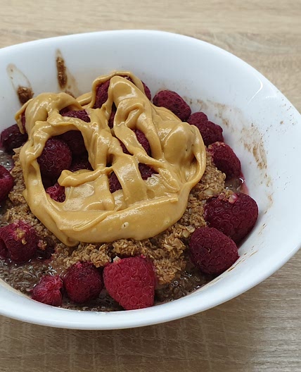 Chia oatmeal with raspberry