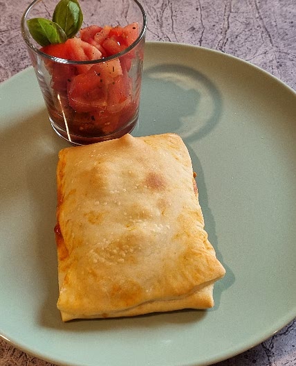 Mini-Calzone mit mediterranem Tomatensalat
