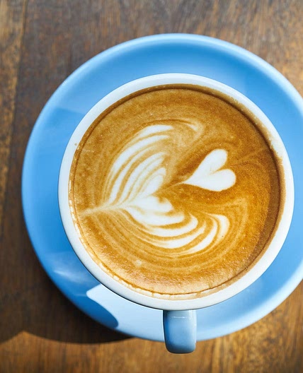 Caffé latté de catherine A   : l' explorateur des coeurs  :  une dose  intense d' Energie  au mélange enveloppant de Marco polo