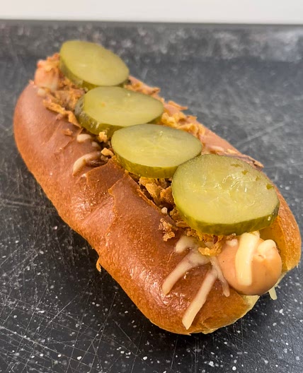 Käsiger Hot Dog