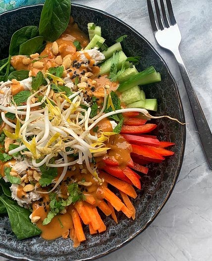 Poached chicken satay salad💚